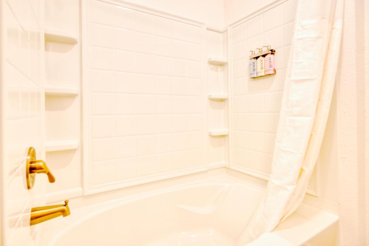 Grand Two Bedroom Two Bathroom Apartment With Balcony เกนส์วิลล์ ภายนอก รูปภาพ