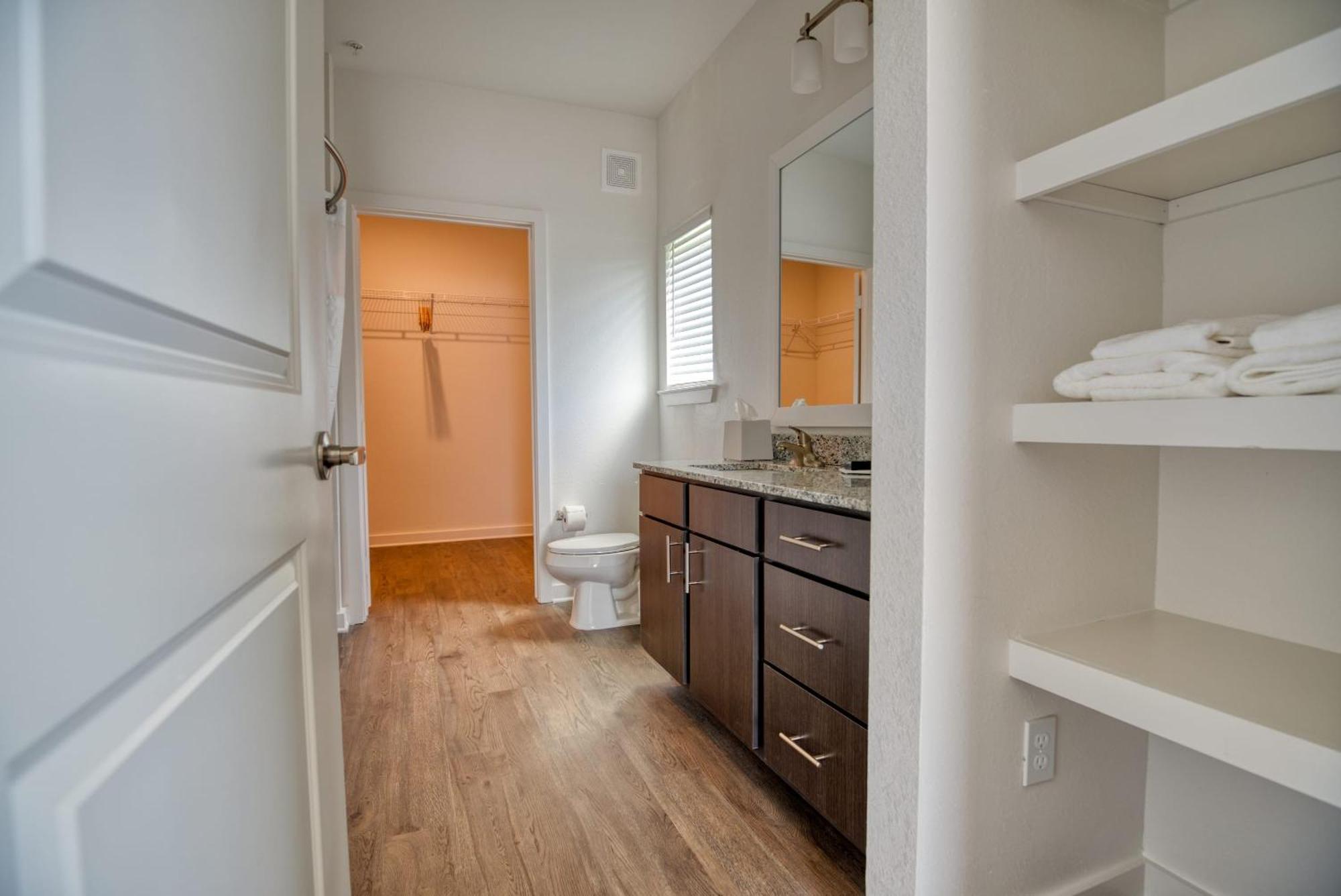 Grand Two Bedroom Two Bathroom Apartment With Balcony เกนส์วิลล์ ภายนอก รูปภาพ