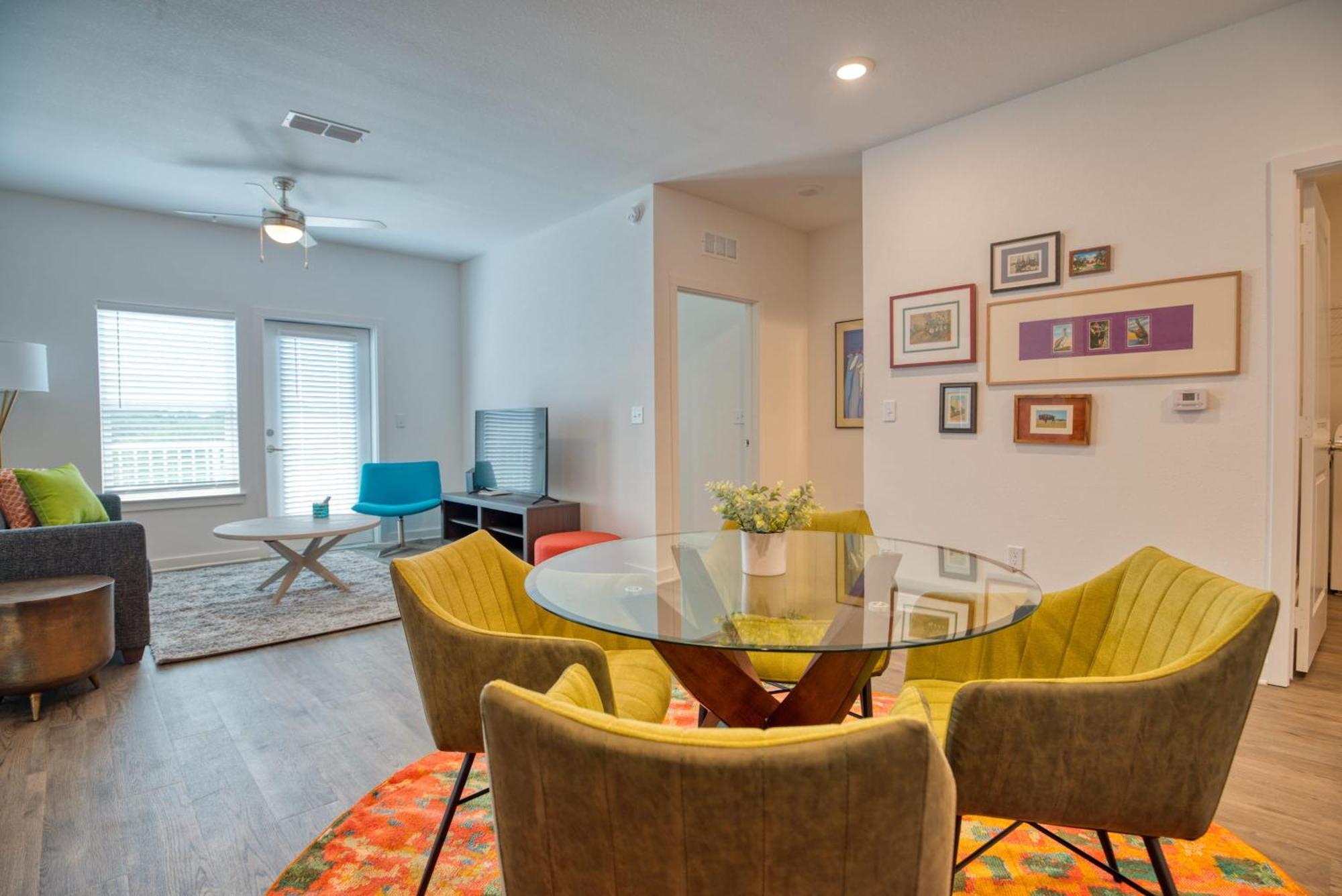 Grand Two Bedroom Two Bathroom Apartment With Balcony เกนส์วิลล์ ภายนอก รูปภาพ